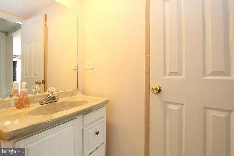 2352 Nashua Court Reston, VA 20191 - Photo 29 of 30 Bath
