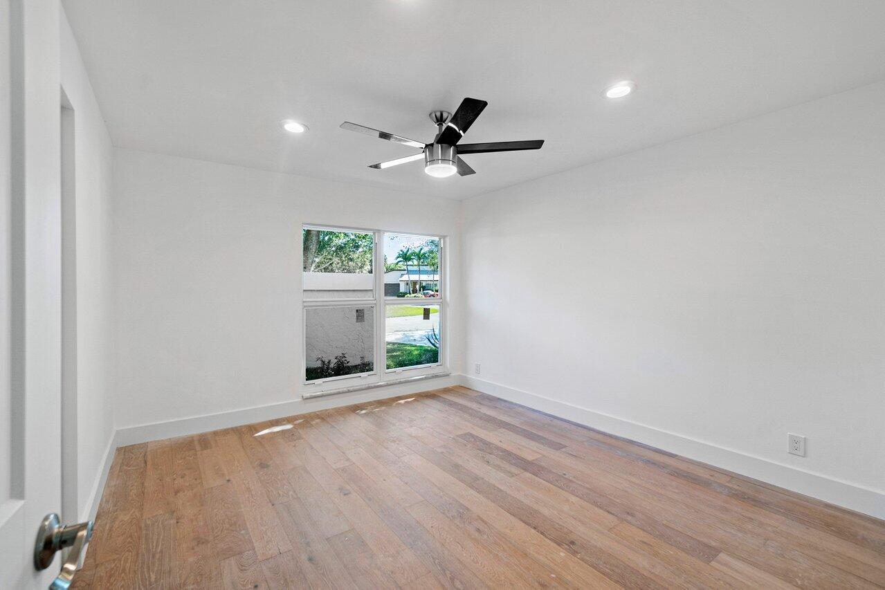 914 Foxpointe Circle Delray Beach, FL 33445 - Photo 10 of 19 an empty room with windows and a ceiling fan