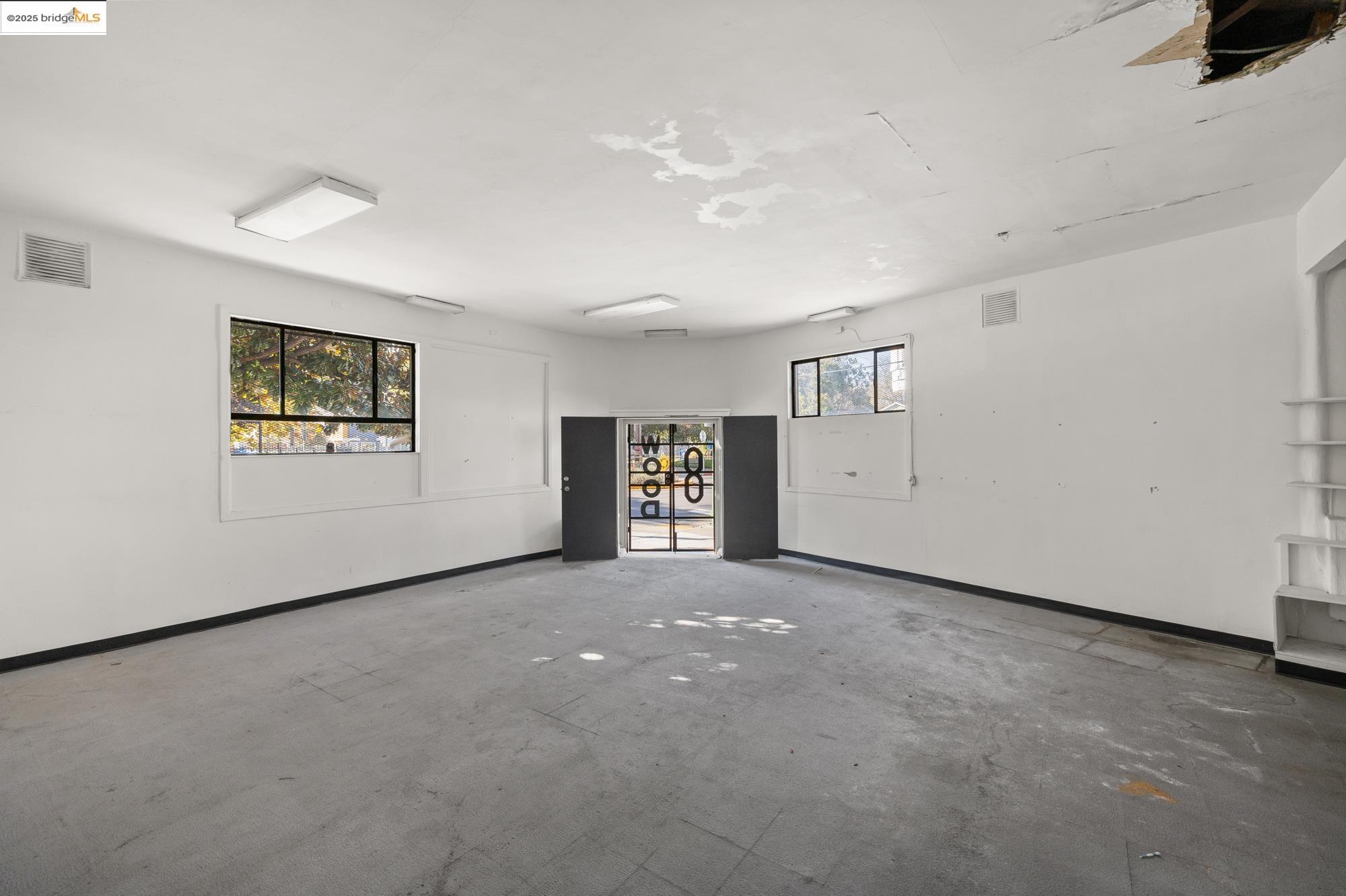 1746 8th Street Oakland, CA 94607 - Photo 31 of 52 an empty room with windows and closet