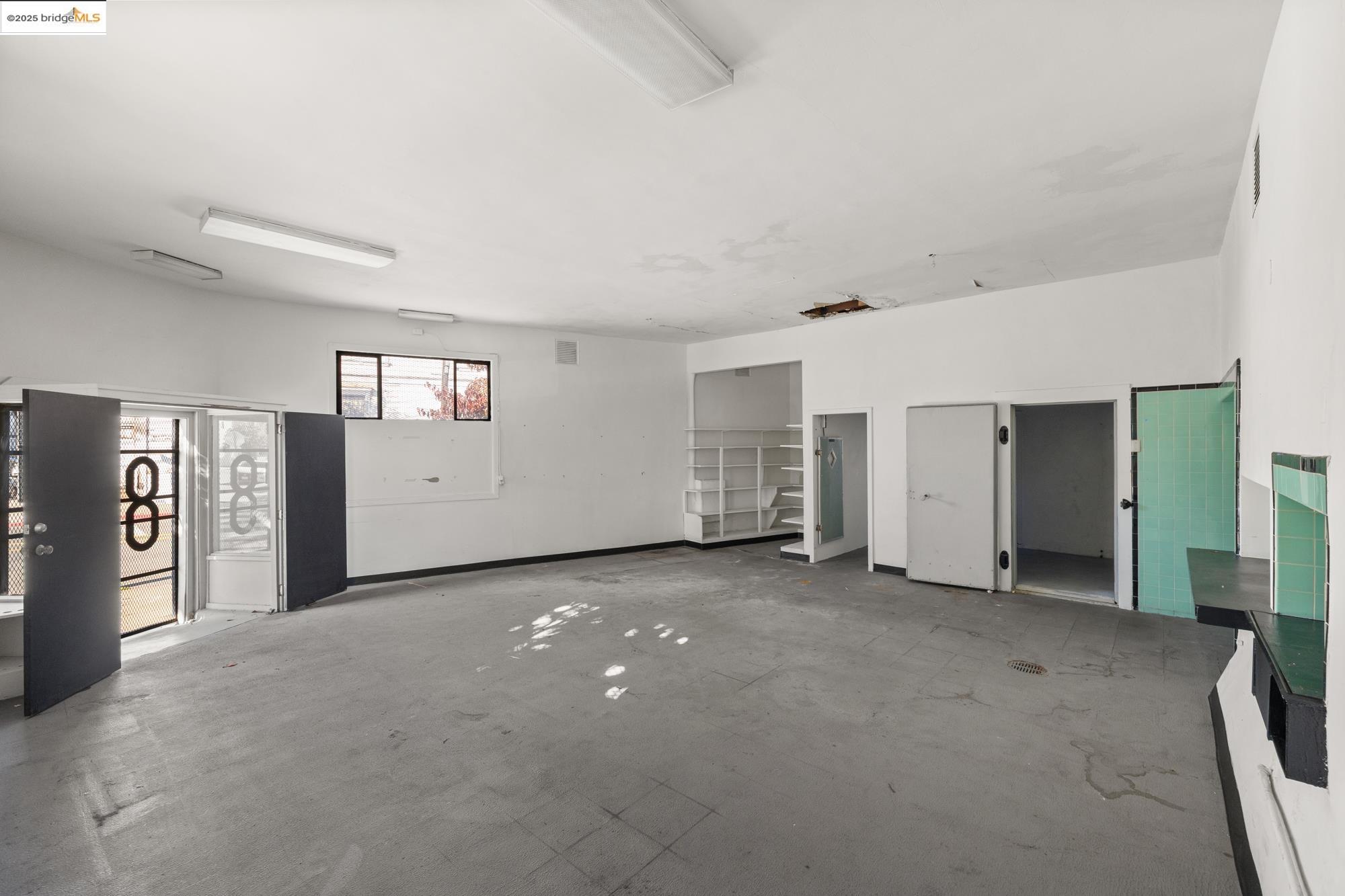 1746 8th Street Oakland, CA 94607 - Photo 32 of 52 an empty room with closet and mirror