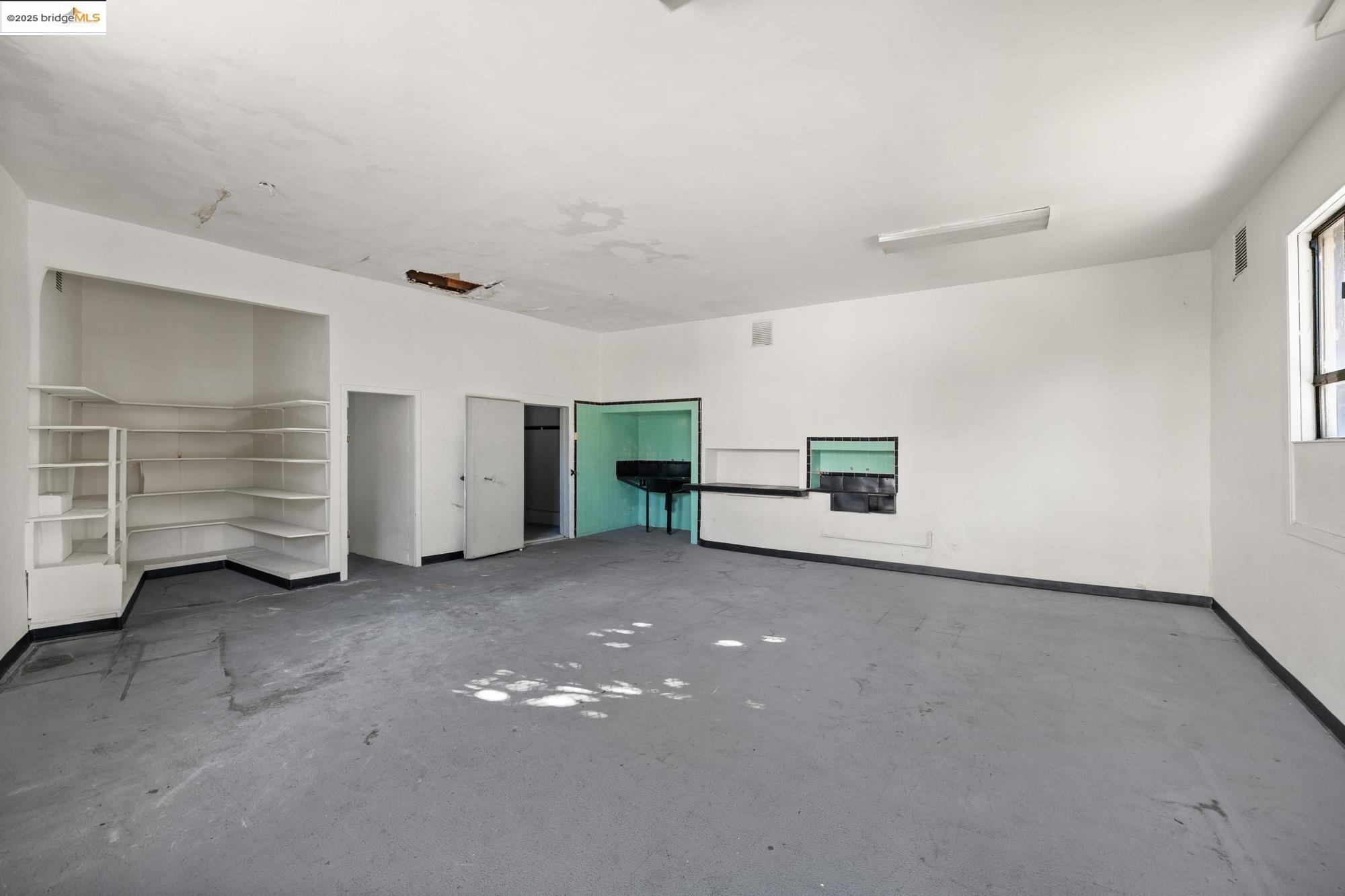 1746 8th Street Oakland, CA 94607 - Photo 33 of 52 an empty room with furniture and white walls