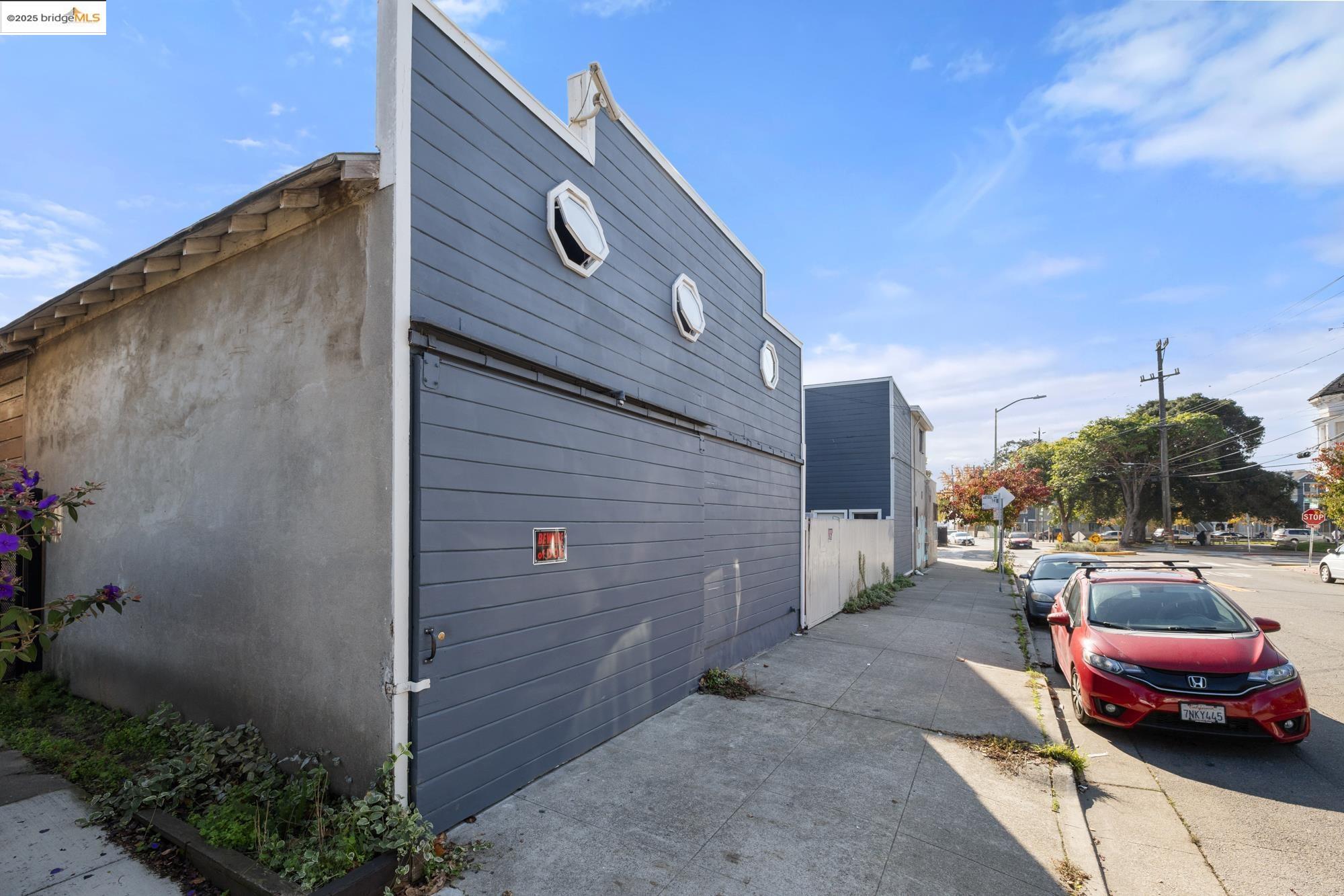 1746 8th Street Oakland, CA 94607 - Photo 44 of 52 a backyard of a house with outdoor seating