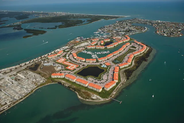 an aerial view of a house having lake view