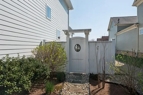 a view of a back yard