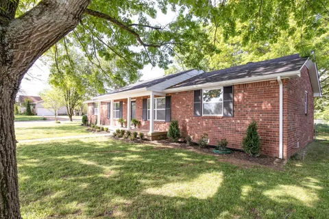 a view of a house with backyard