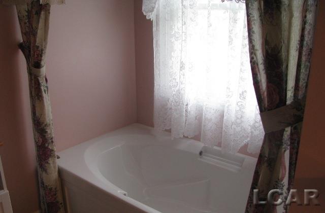 3158 Cobblestone Ridge Tecumseh, MI 49286 - Photo 12 of 19 Master bath tub