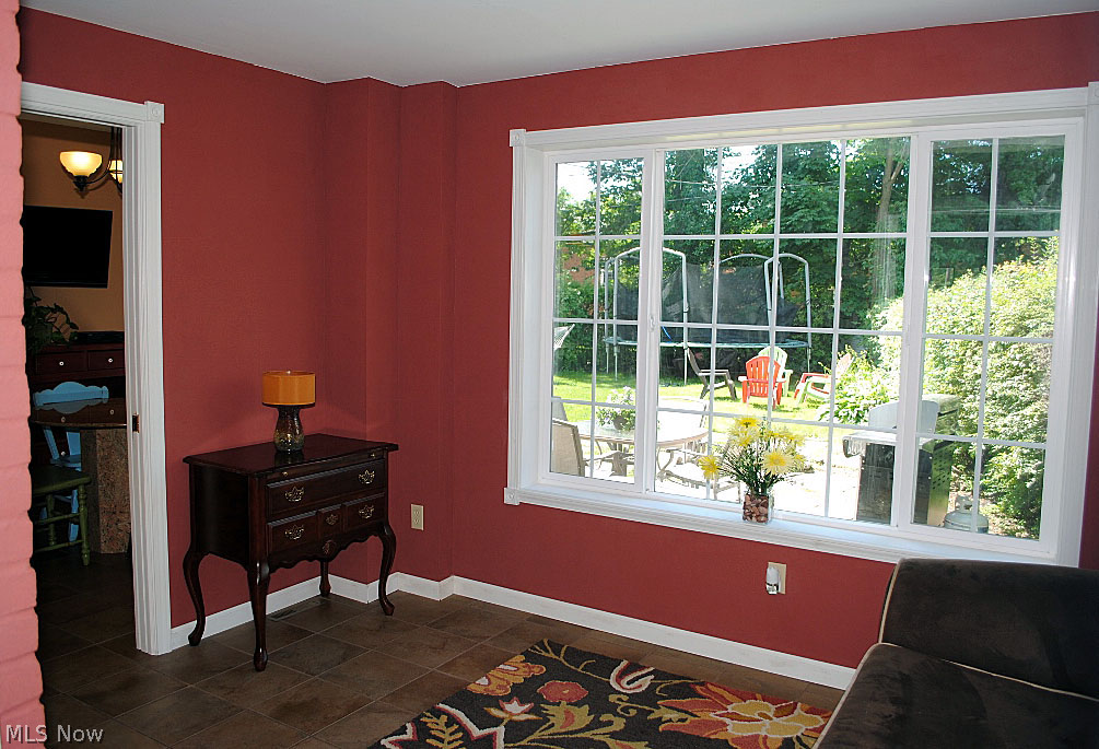 3376 Daleford Road Cleveland, OH 44120 - Photo 12 of 35 COZY FAMILY ROOM OR OFFICE CONNECTING DINING & BREAKFAST ROOMS