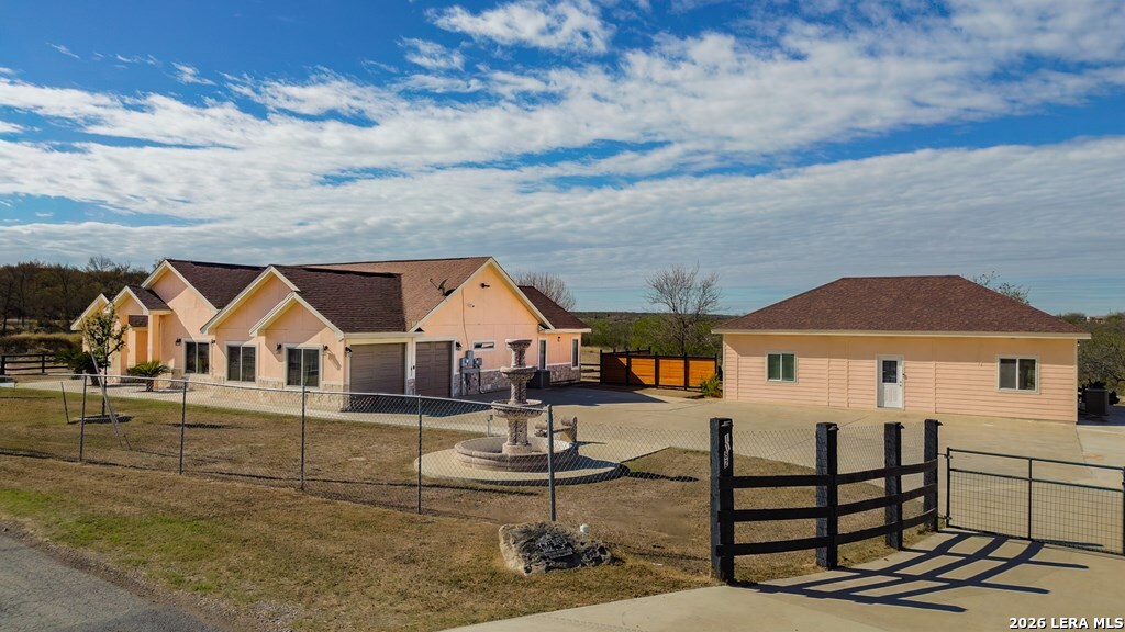 1182 Wagon Wheel Road Eagle Pass, TX 78852 - Photo 3 of 44