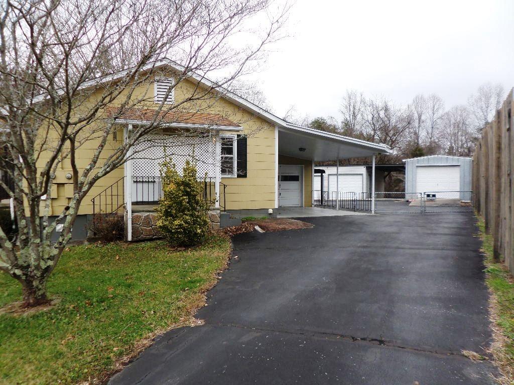 438 West Outer Drive Oak Ridge, TN 37830 - Photo 16 of 23 drivewayandsideview