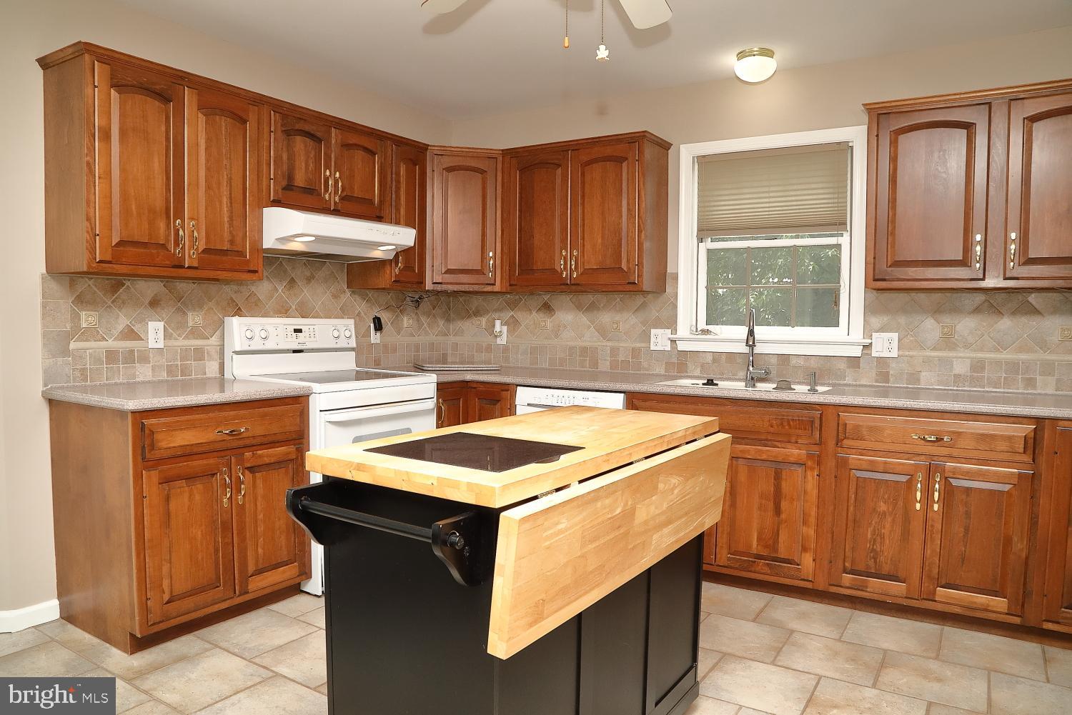 13 Village Drive Lititz, PA 17543 - Photo 11 of 35 Kitchen