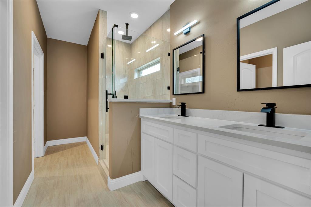 203 West Denton Palmer, TX 75152 - Photo 17 of 20 Double sinks