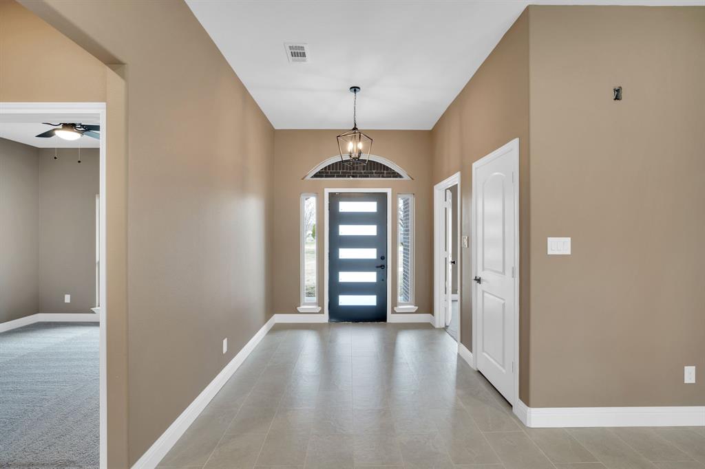 203 West Denton Palmer, TX 75152 - Photo 3 of 20 Entryway