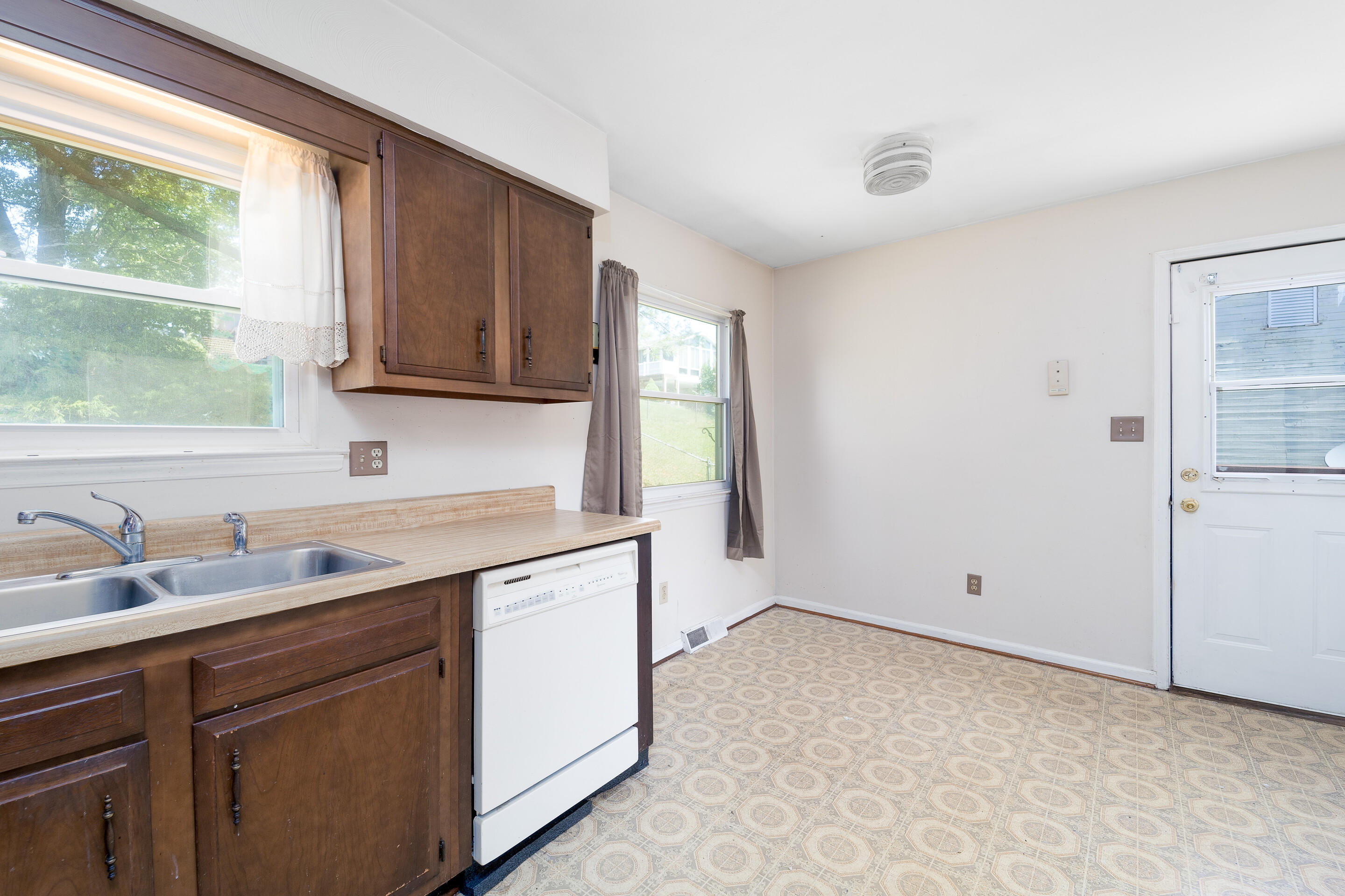 5329 Starkey Road Roanoke, VA 24018 - Photo 11 of 27 Kitchen