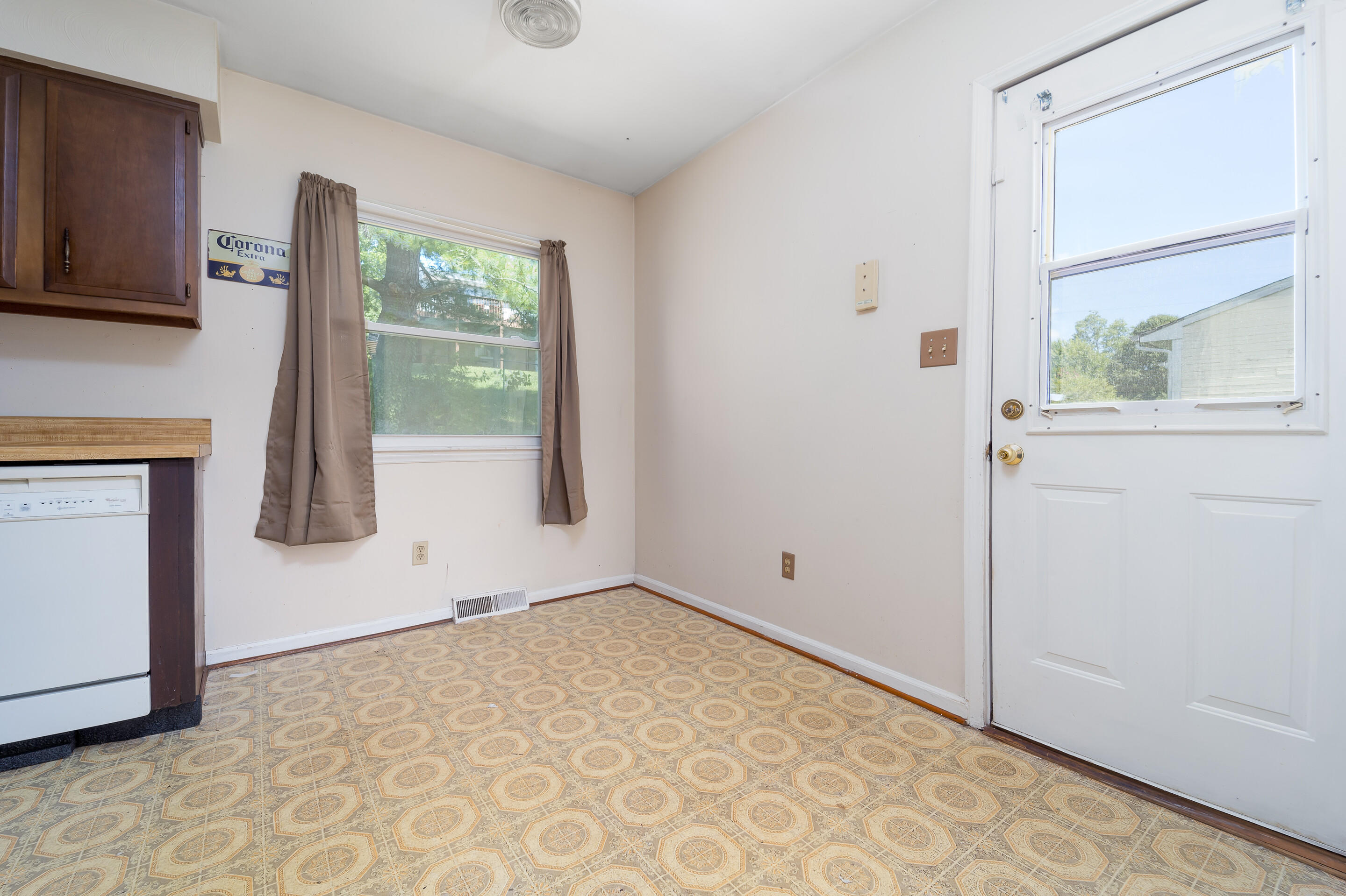 5329 Starkey Road Roanoke, VA 24018 - Photo 12 of 27 Kitchen
