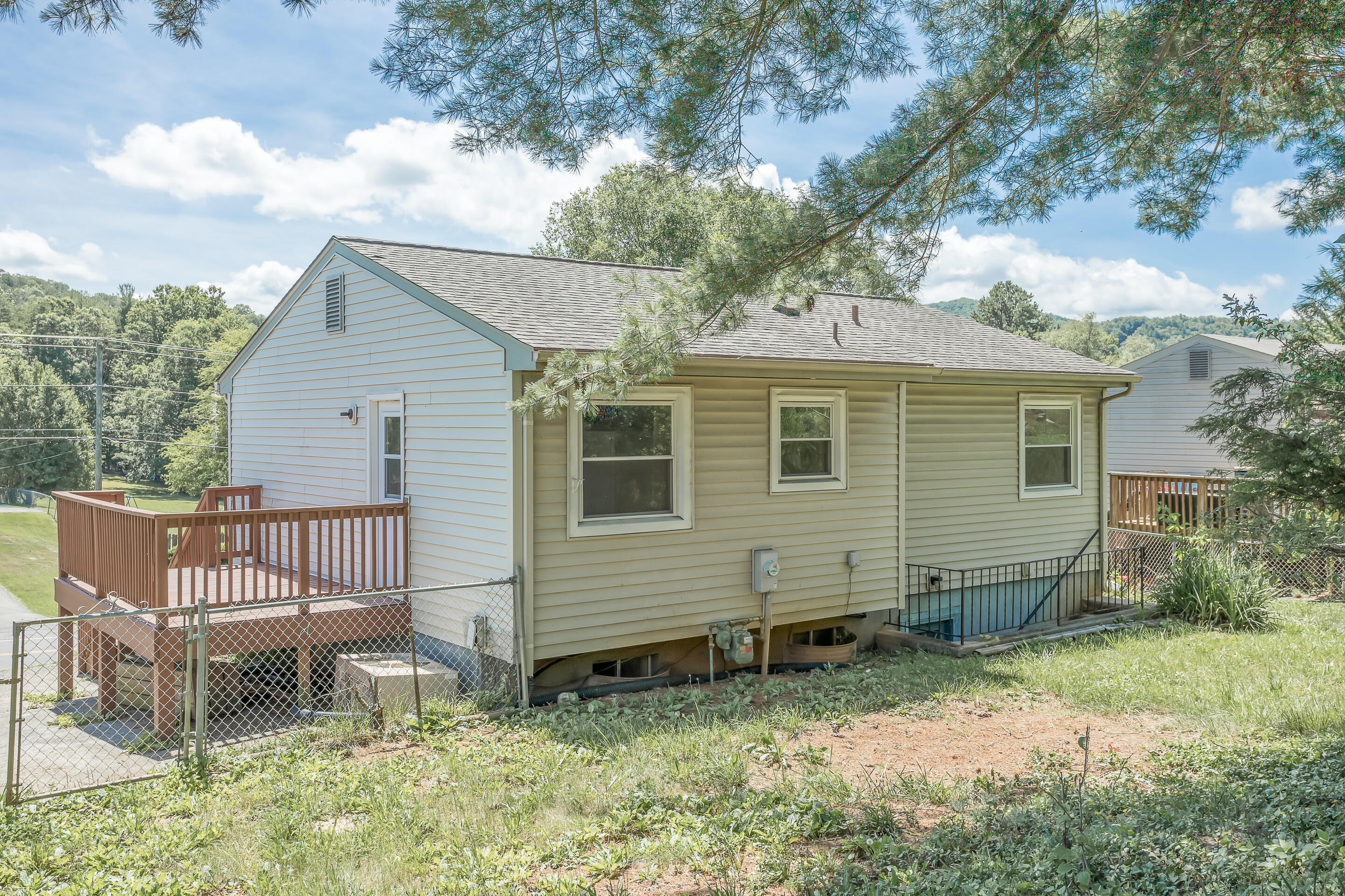 5329 Starkey Road Roanoke, VA 24018 - Photo 26 of 27 Home view