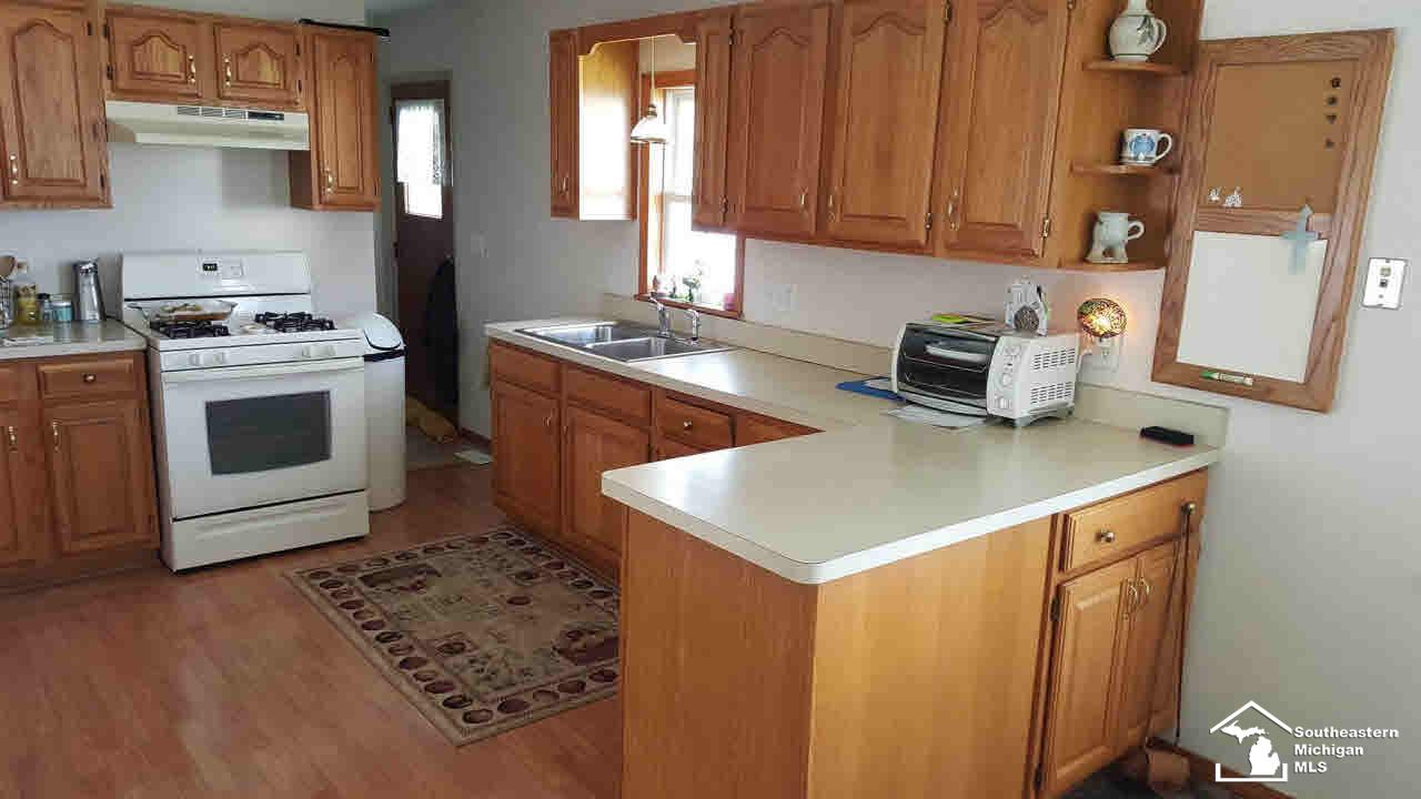 189 South Platt Road Milan, MI 48160 - Photo 3 of 16 21125514-2.JPG