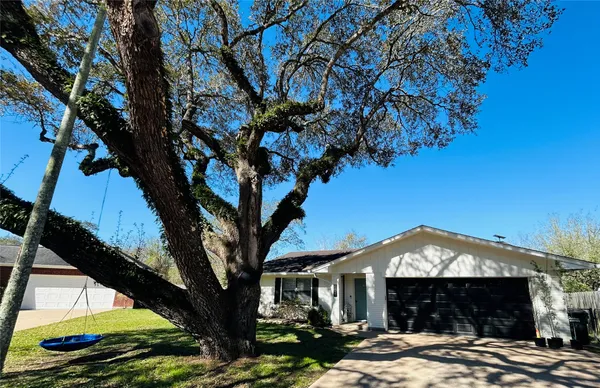 $2,400 | 108 Creek Bend Lane, Columbus, TX 78934
