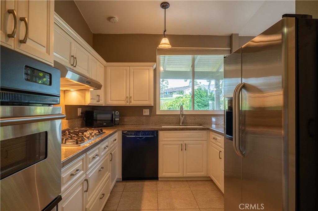 2154 Vista Entrada Newport Beach, CA 92660 - Photo 8 of 19 a kitchen with a sink stove and refrigerator