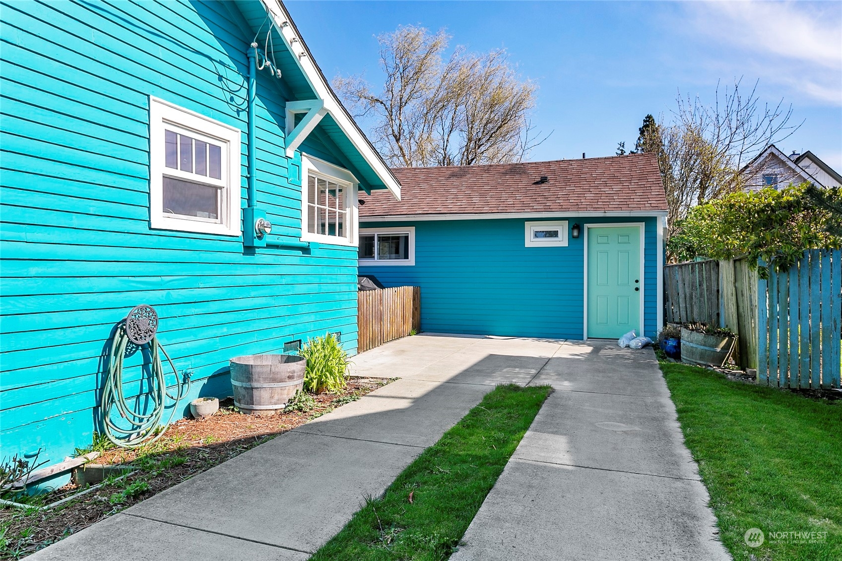 2404 I Street Bellingham, WA 98225 - Photo 37 of 38 a front view of a house with garden