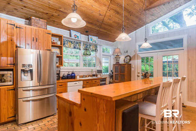 18 Fels Avenue Fairhope, AL 36532 - Photo 12 of 33 Large Breakfast Bar