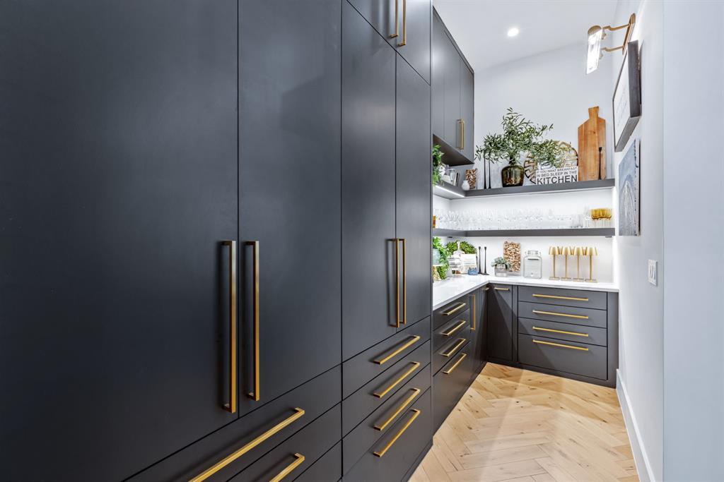 1129 Beacon Shr Road Kemp, TX 75143 - Photo 18 of 40 a kitchen with kitchen island and stainless steel appliances counter space