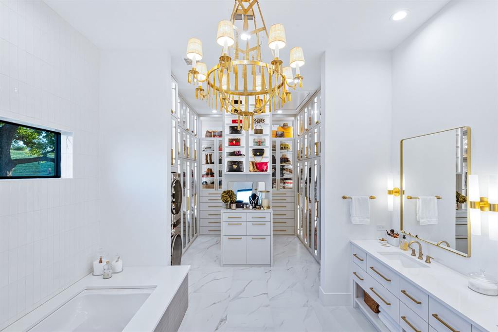 1129 Beacon Shr Road Kemp, TX 75143 - Photo 23 of 40 a bathroom with a sink double vanity and a tub