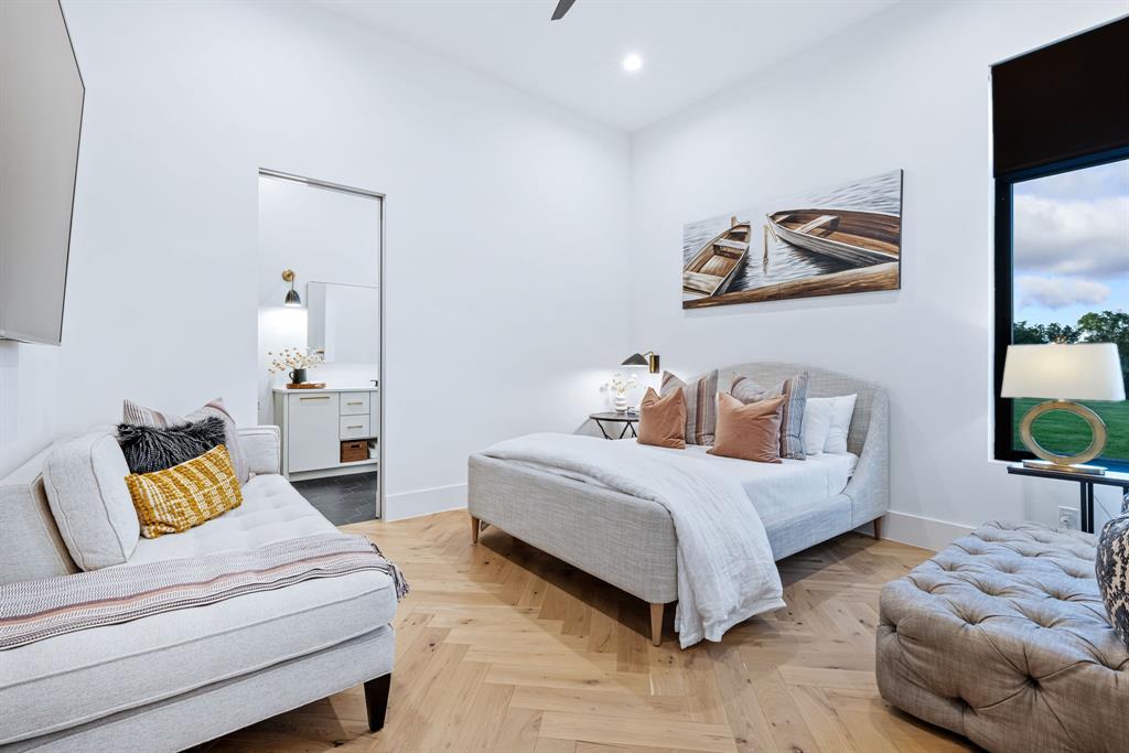 1129 Beacon Shr Road Kemp, TX 75143 - Photo 25 of 40 a spacious bedroom with a bed and a couch