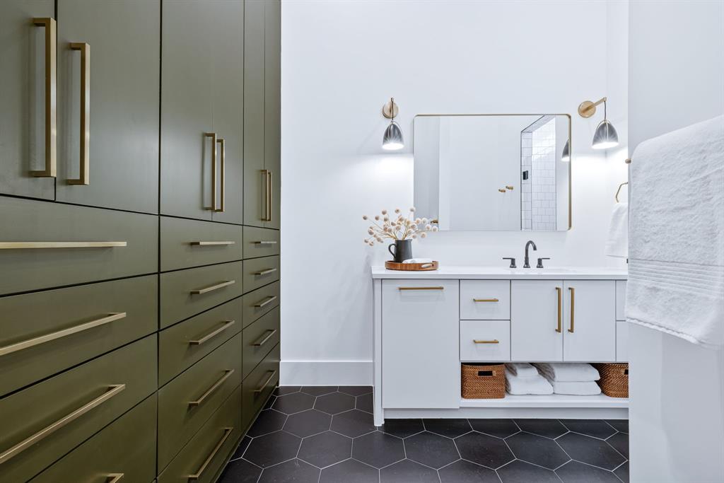 1129 Beacon Shr Road Kemp, TX 75143 - Photo 26 of 40 a bathroom with a sink and a mirror