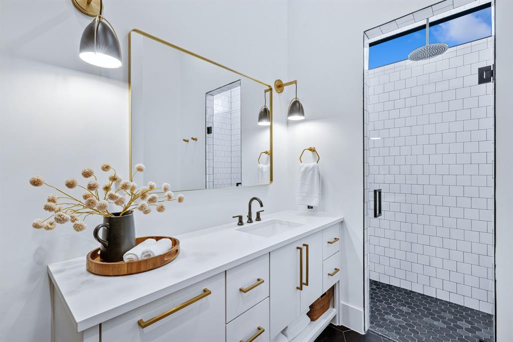 1129 Beacon Shr Road Kemp, TX 75143 - Photo 27 of 40 a bathroom with a sink a vanity and mirror