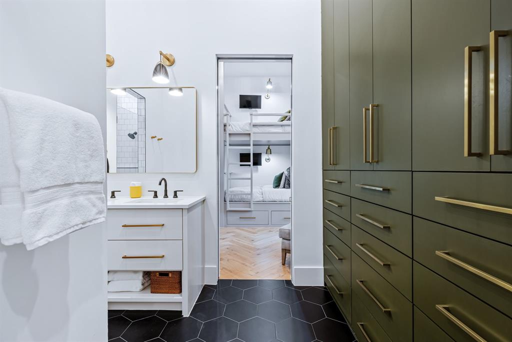 1129 Beacon Shr Road Kemp, TX 75143 - Photo 30 of 40 a bathroom with a shower and a sink