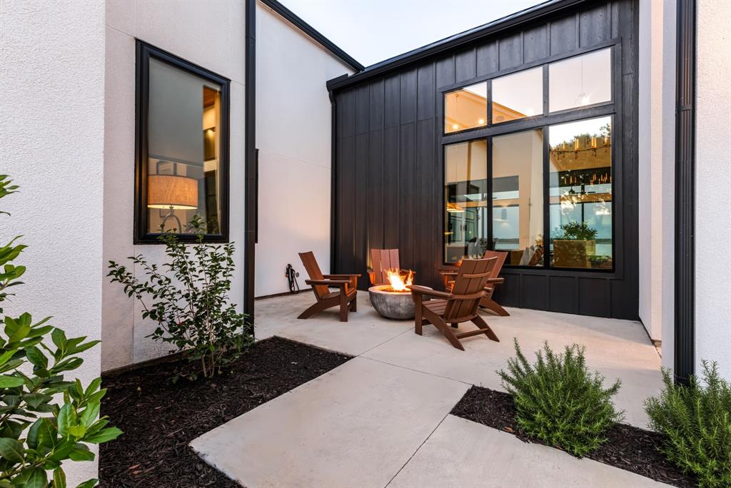 1129 Beacon Shr Road Kemp, TX 75143 - Photo 3 of 40 a living room with furniture and a potted plant
