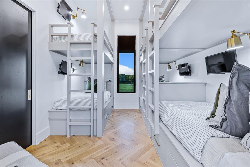 1129 Beacon Shr Road Kemp, TX 75143 - Photo 32 of 40 a bedroom with a bed and a television