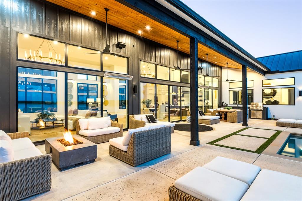 1129 Beacon Shr Road Kemp, TX 75143 - Photo 35 of 40 a living room with furniture and a large window