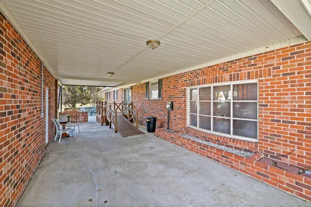 a view of a livingroom with window