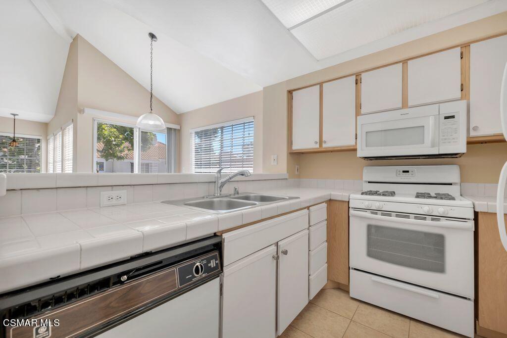 4240 Lost Hills Road, Unit 1206 Calabasas, CA 91301 - Photo 10 of 26 ZppA0aBg