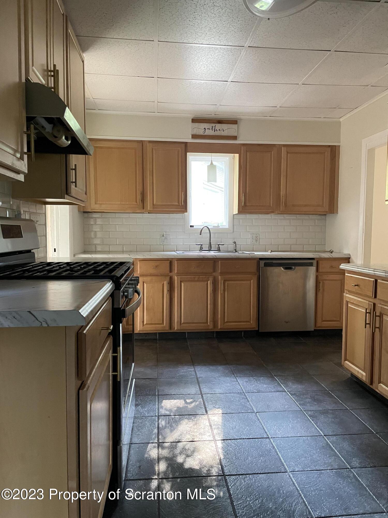 302 Center Street Clarks Summit, PA 18411 - Photo 10 of 37