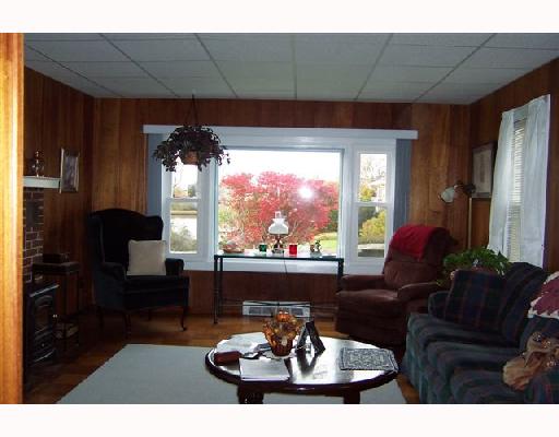 68 Franks Neck Road Narragansett, RI 02882 - Photo 8 of 8 Living Room.