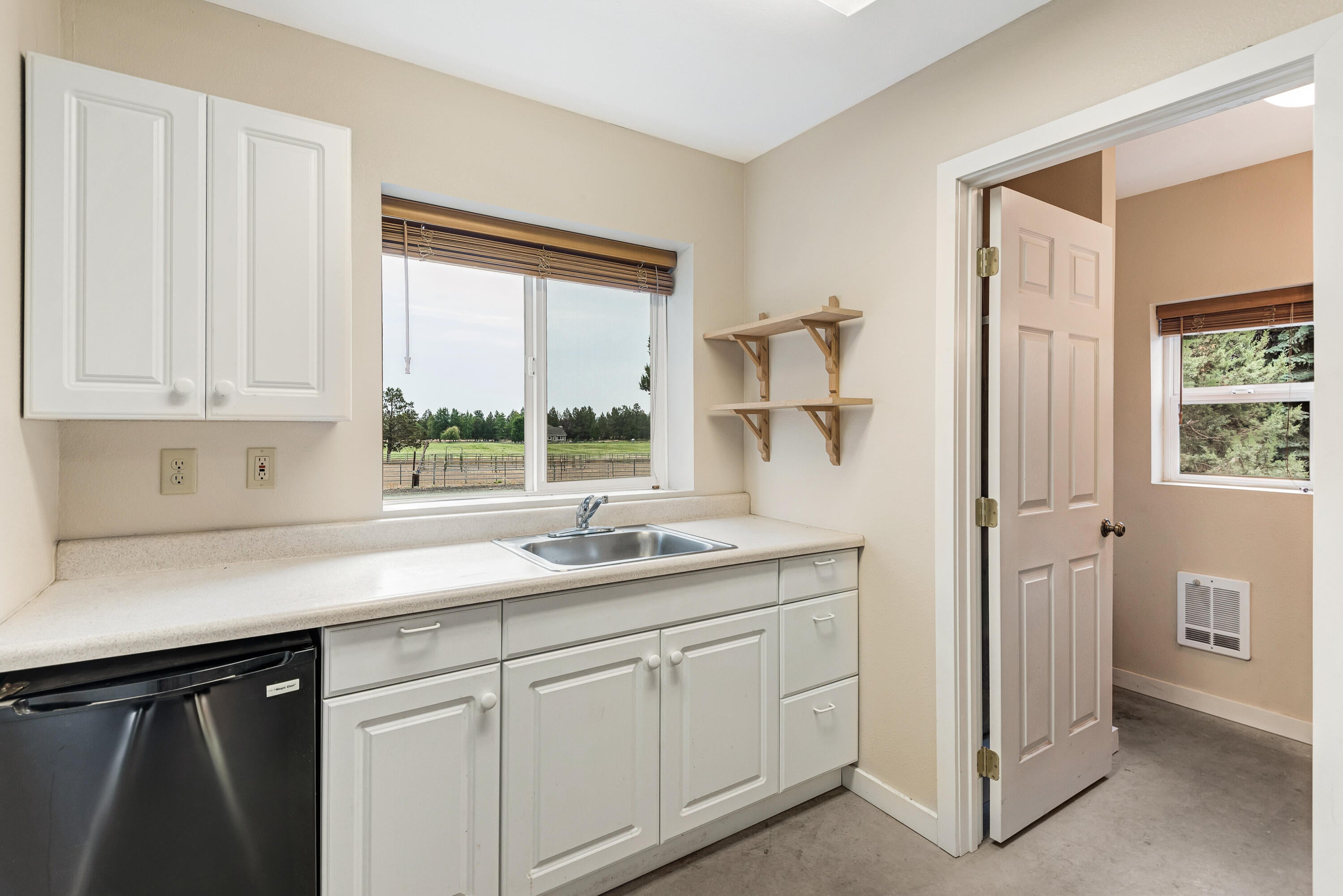 20269 Marsh Road Bend, OR 97703 - Photo 42 of 56 46
