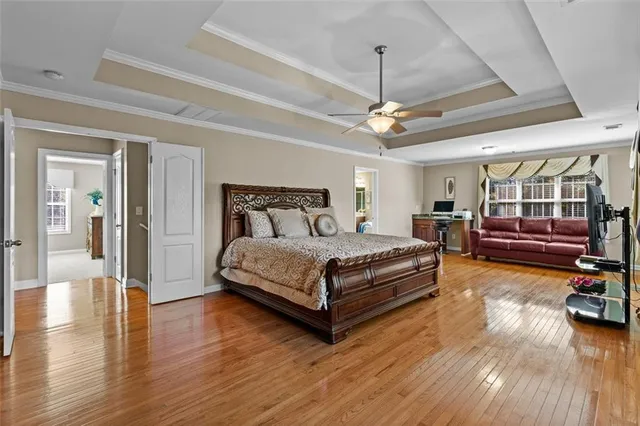 a view of entryway and workspace