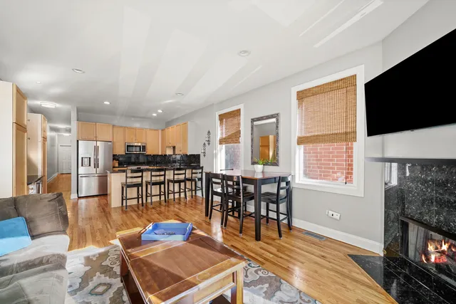 $860,000 | 1636 West Warren Boulevard, Unit 1, Chicago, IL 60612