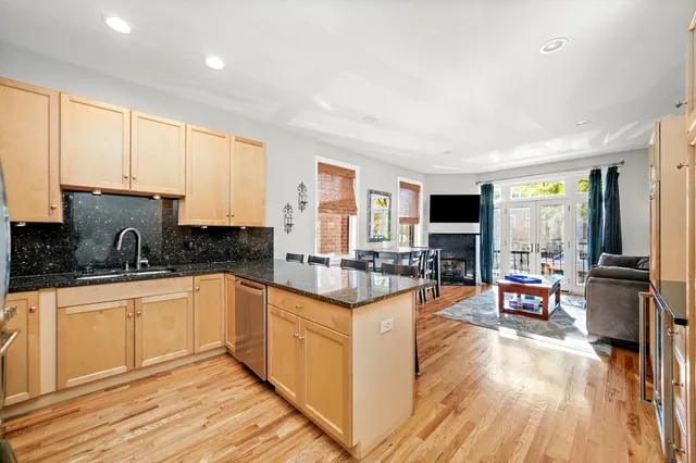 $860,000 | 1636 West Warren Boulevard, Unit 1, Chicago, IL 60612