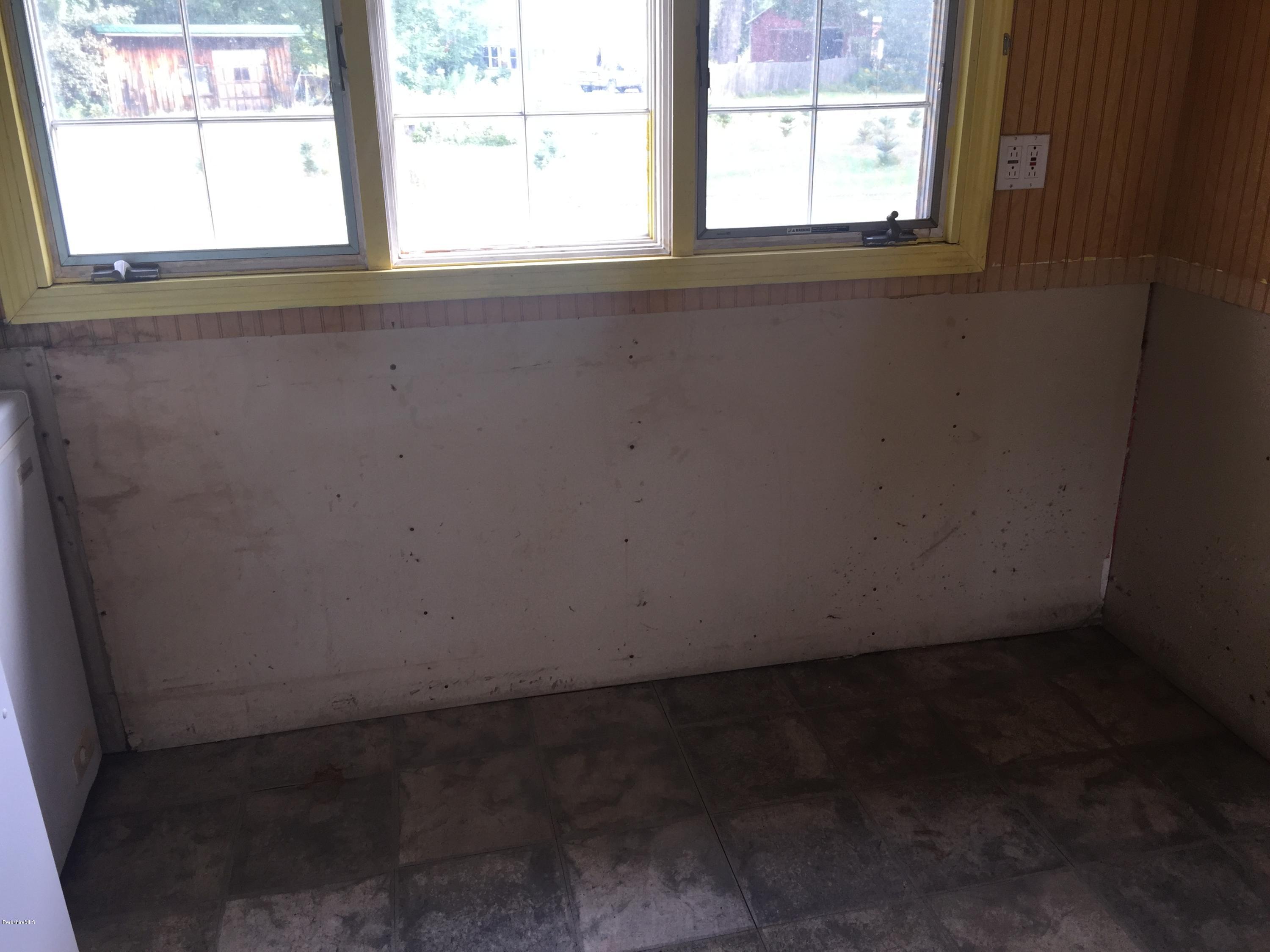 386 South Washington State Road Washington, MA 01223 - Photo 13 of 15 a view of a window in an empty room