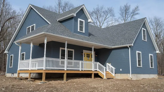 a view of house with a yard