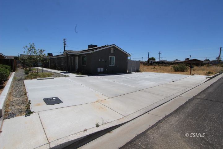 915 West Dolphin Avenue Ridgecrest, CA 93555 - Photo 2 of 19