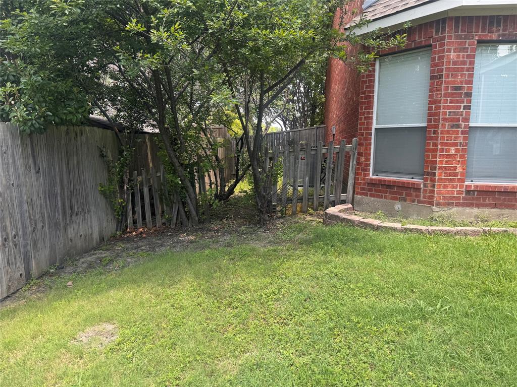 4214 Glistening Spring Rowlett, TX 75088 - Photo 30 of 32 Side yard