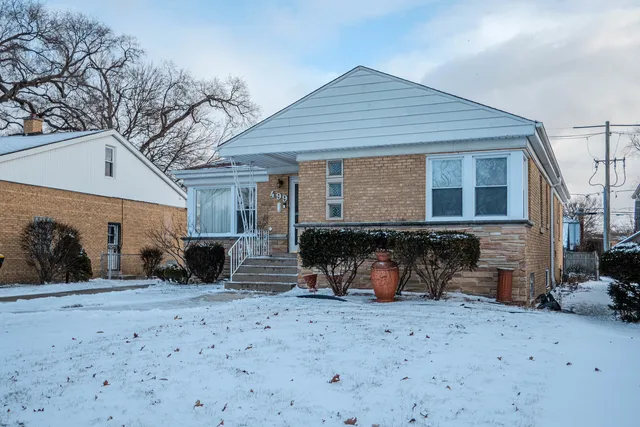 $525,000 | 499 Longcommon Road, Riverside, IL 60546