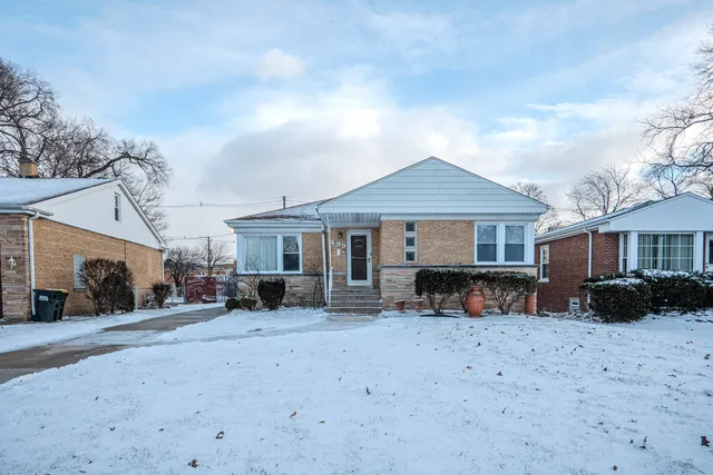 $525,000 | 499 Longcommon Road, Riverside, IL 60546