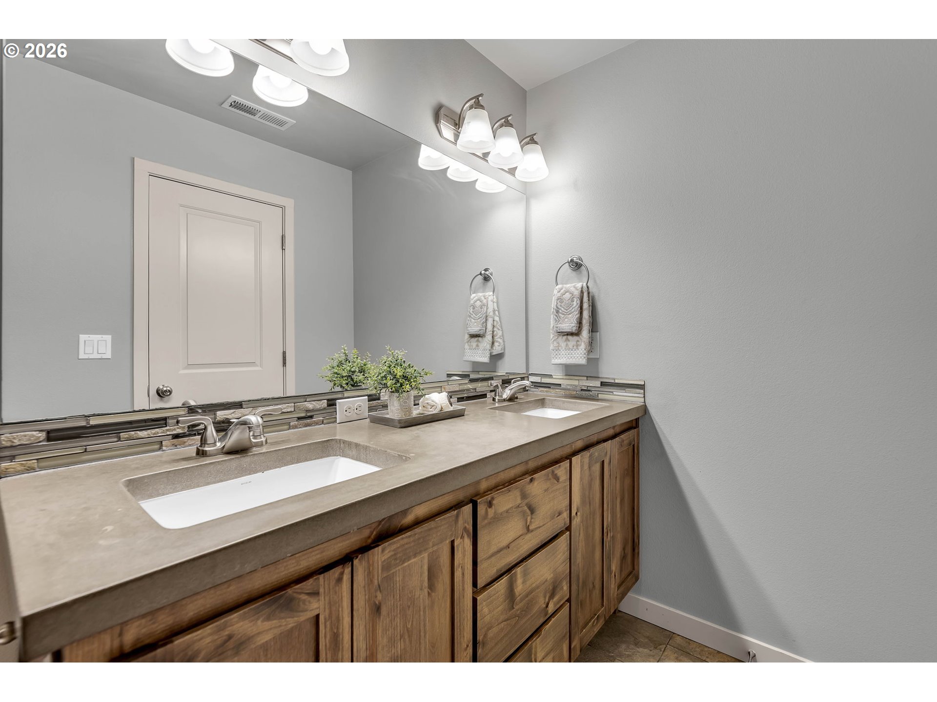 179 North 44th Place Ridgefield, WA 98642 - Photo 27 of 40 Bathroom, Attached
