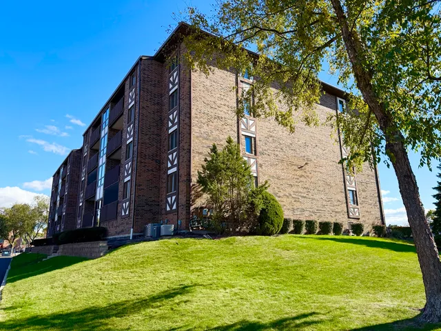 $199,000 | 10420 Circle Drive, Unit 25B, Oak Lawn, IL 60453