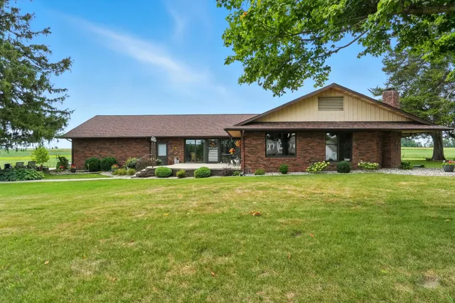 $409,400 | 7555 West River Road, South Whitley, IN 46787